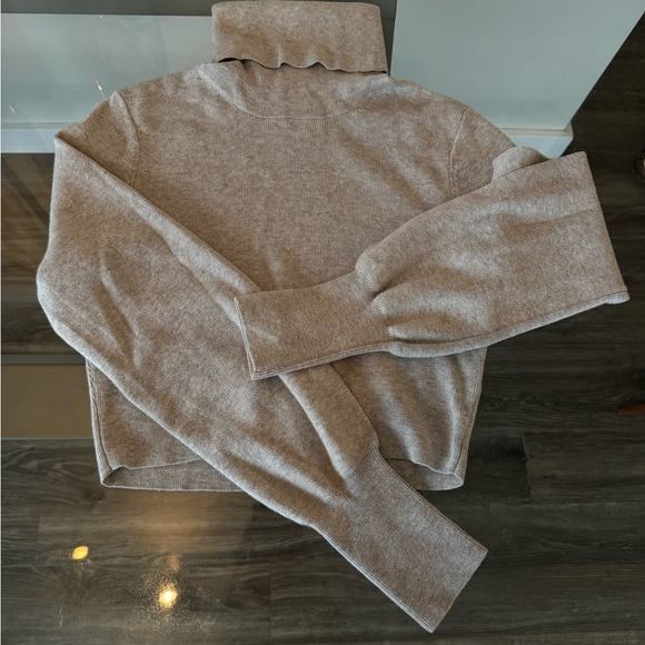 Aritzia Wilfred Rebecca Turtleneck - Picture 3 of 5